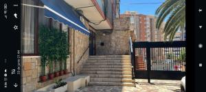 un conjunto de escaleras que conducen a un edificio con una puerta en Suites 5* Lahcene, en Alicante