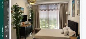 een slaapkamer met een bed en een groot raam bij Suites 5* Lahcene in Alicante