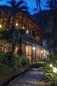 una casa con un sentiero che la porta di notte di Ritmo del Rio a San Rafael