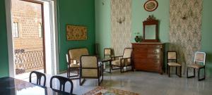 a room with chairs and a table and a mirror at B&B TOMMASO FAZELLO SCIACCA Residenza artistica in Sciacca