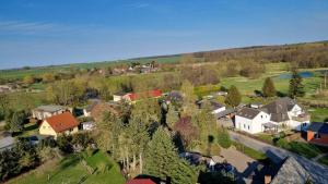 een luchtzicht op een dorp met huizen en bomen bij Ferienwohnung Sophia in Liessow