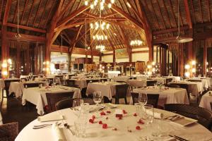Restaurace v ubytování Sofitel Kia Ora Moorea Beach Resort + 37 fotografií