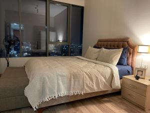 1 dormitorio con 1 cama grande y vistas a la ciudad en Kozza Park, next to Akbati Shopping Mall and Tennis Academy, en Estambul