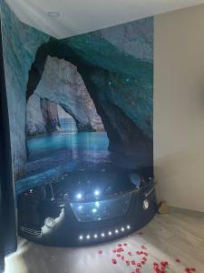 un coche negro en una cueva con un cuerpo de agua en B&B Eden, en Scafati