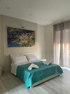 1 dormitorio con 1 cama con una pintura en la pared en B&B Eden, en Scafati