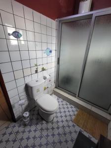 Bathroom sa Appartement meublé au centre ville Yaoundé au Carrefour Vallee Nlongkak +11 photo