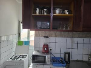 Kitchen o kitchenette sa Appartement meublé au centre ville Yaoundé au Carrefour Vallee Nlongkak