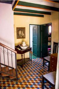 um quarto com uma escada, uma mesa e uma porta em Casa Museo Alcantus em Puente Nacional