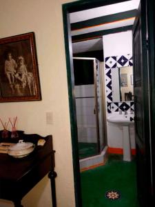 a bathroom with a sink and a mirror at Casa Museo Alcantus in Puente Nacional