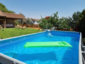Bazén v ubytování בית בעמק nebo v jeho okolí