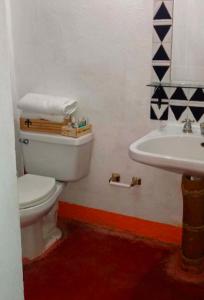 a bathroom with a toilet and a sink at Casa Museo Alcantus in Puente Nacional