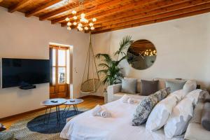 sala de estar con cama y sofá en Floral Villa with marvelous view to Mykonos town en Mykonos
