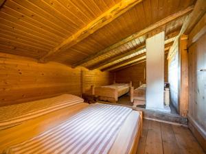 een slaapkamer met 2 bedden in een houten kamer bij EAGGA-Niederleger Alm in Alpbach