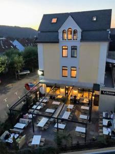 eine Luftansicht eines großen weißen Gebäudes in der Unterkunft Hotel Ariston in Lahnstein