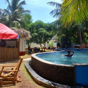 un uomo in una piscina in un resort di Parallel villa a Trincomalee