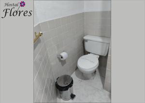Koupelna v ubytování Hostal Flores + 37 fotografií