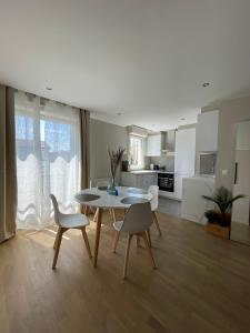 a kitchen and dining room with a table and chairs at Charmant logement aux portes de Paris - STADE DE FRANCE - 12 min à pied in Saint-Denis