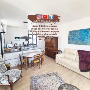 ディエップにあるLe phare Dieppois By JPS Holiday, Chaleureux appartement au coeur de Dieppeのソファとテーブルのあるリビングルーム