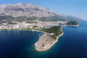 uma ilha no meio de um corpo de água em Apartments with a parking space Makarska - 6784 em Makarska