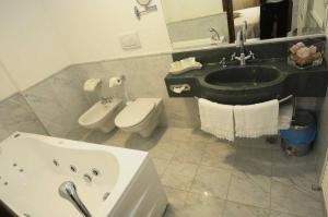 A bathroom at Hotel Mazzoleni