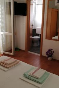 Posteľ alebo postele v izbe v ubytovaní Studio Makarska 6850b