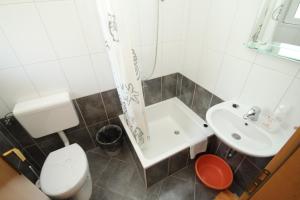 Kúpeľňa v ubytovaní Studio Makarska 6850b
