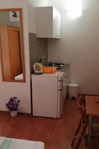 Kuchyňa alebo kuchynka v ubytovaní Studio Makarska 6850b + 12 fotografií