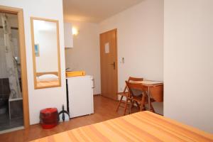 Posteľ alebo postele v izbe v ubytovaní Studio Makarska 6850b