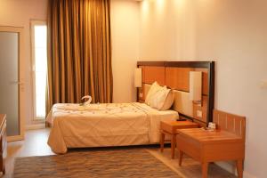 ein Hotelzimmer mit einem Bett und einem Tisch in der Unterkunft Kommageneiz hotel in Adıyaman