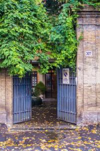 un accès à un bâtiment avec deux portes métalliques dans l'établissement Vatican House Apartment, à Rome