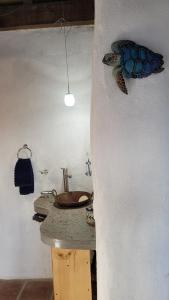baño con lavabo en una habitación en The O'asis en La Ribera