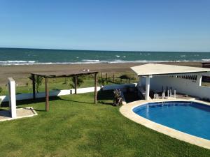 The swimming pool at or close to Hotel Arrecife Chachalacas