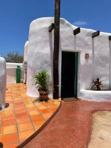 un edificio blanco con una rampa que conduce a una puerta en The O'asis en La Ribera