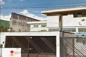 un edificio con cancello di fronte a un edificio di Casa romântica Internet 500Mb a San Paolo
