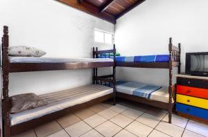 Μία ή περισσότερες κουκέτες σε δωμάτιο στο Apartamento aconchegante em centro de Meia Praia