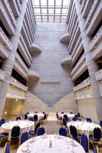 Habitación grande con mesas y sillas en un edificio en Hotel Resonex Naha en Naha