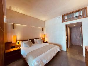 a bedroom with a large white bed in a room at Hive Cancun by G Hotels in Cancún