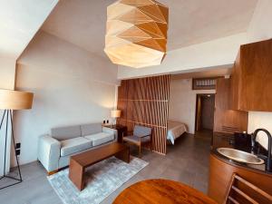 - un salon avec un canapé et une table dans l'établissement Hive Cancun by G Hotels, à Cancún