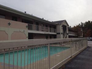 Country Hearth Inn & Suites Augusta tesisinde veya buraya yakın yüzme havuzu