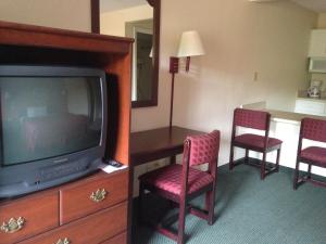 TV a/nebo společenská místnost v ubytování Country Hearth Inn & Suites Augusta