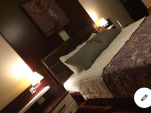 Golf Porto marina في العلمين: سرير في غرفة مع اثنين من المصابيح و سيد السرير