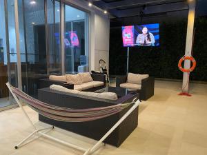 Cette chambre dispose d'un hamac et d'une télévision. dans l'établissement Peñalisa casa vacacional de lujo, à Ricaurte