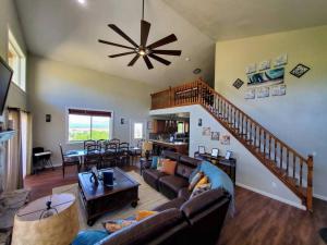 ein Wohnzimmer mit einem Sofa und einem Deckenventilator in der Unterkunft Bear Lake Emerald Retreat with lake view. in Garden City