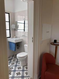 La salle de bains est pourvue de toilettes blanches et d'un lavabo. dans l'établissement Angels Homes-n27, 3ºfloor - Bairro Típico, Centro Lisboa, à Lisbonne