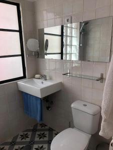 La salle de bains est pourvue de toilettes et d'un lavabo. dans l'établissement Angels Homes-n27, 3ºfloor - Bairro Típico, Centro Lisboa, à Lisbonne