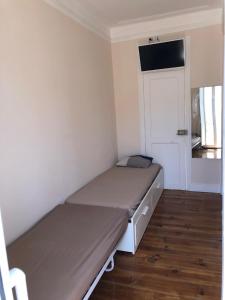 - une petite chambre avec 2 lits et une fenêtre dans l'établissement Angels Homes-n27, 3ºfloor - Bairro Típico, Centro Lisboa, à Lisbonne