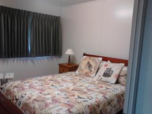 A bed or beds in a room at Cabarita Lodge
