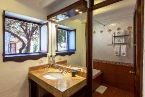 La salle de bains est pourvue d'un lavabo et d'une douche. dans l'établissement Inti Punku Valle Sagrado Hotel, à Urubamba