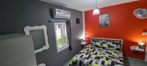 Postel nebo postele na pokoji v ubytování Karon Homes + 37 fotografií