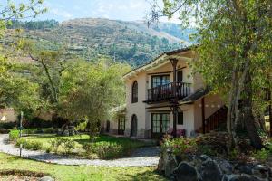 une maison avec vue sur la montagne dans l'établissement Inti Punku Valle Sagrado Hotel, à Urubamba